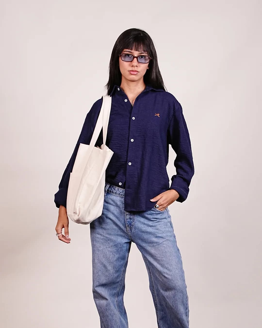 Editorial LIMÓN — camisa navy y tote de denim